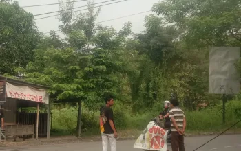Kabel Menjuntai di Jalan Kartini Slawi, Pengguna Jalan Resah