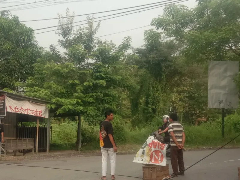 Kabel Menjuntai di Jalan Kartini Slawi, Pengguna Jalan Resah