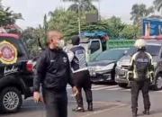 Diduga Rem Blong, Truk Hantam 6 Pemotor di Perempatan UNISMA Bekasi Timur.