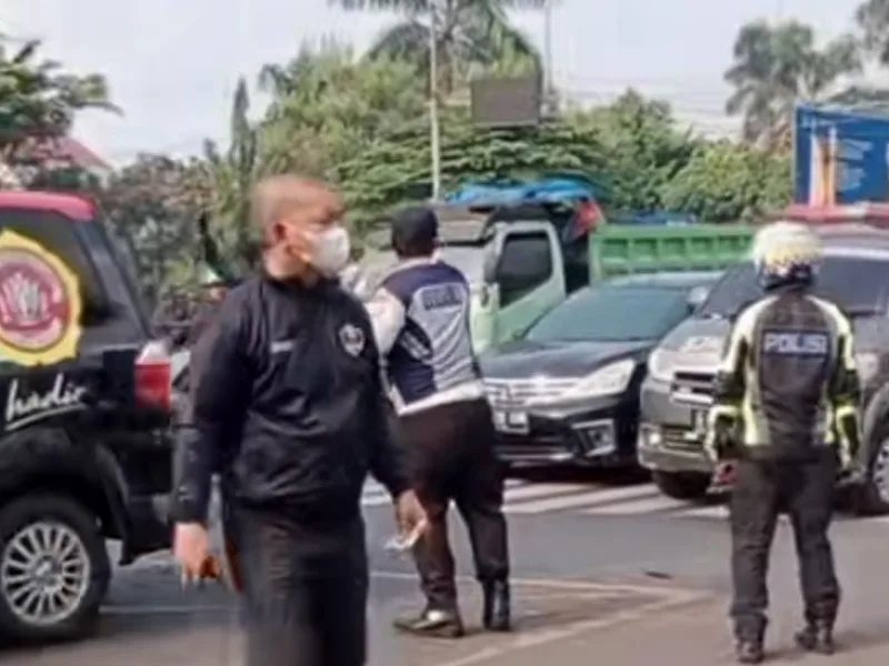 Diduga Rem Blong, Truk Hantam 6 Pemotor di Perempatan UNISMA Bekasi Timur.