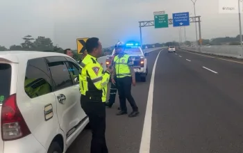 Lapor 110, Polres Tegal Gerak Cepat Bantu Pengendara Mogok di Jalan Tol