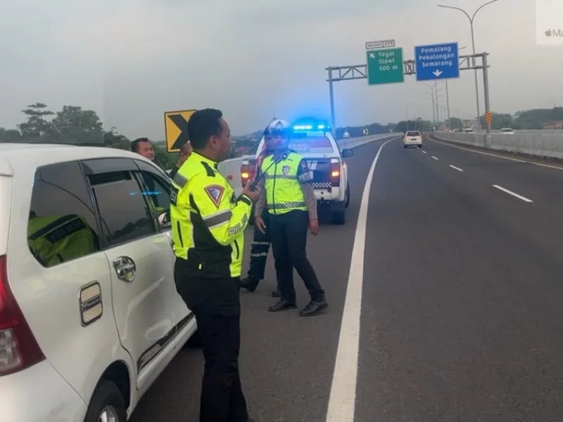 Lapor 110, Polres Tegal Gerak Cepat Bantu Pengendara Mogok di Jalan Tol