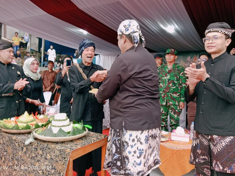 Setelah Bertahun-Tahun Terpisah, Dua Ruwat Bumi di Guci Akhirnya Bersatu dalam Kirab Gunungan