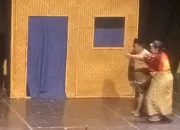 ‘Warteg Mendreng’ oleh Margarin Teater dalam Parade Teater di Taman Budaya Tegal