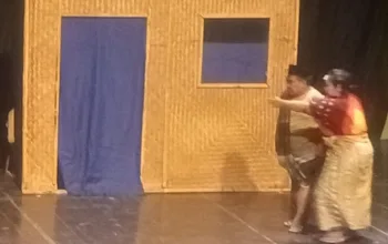 ‘Warteg Mendreng’ oleh Margarin Teater dalam Parade Teater di Taman Budaya Tegal