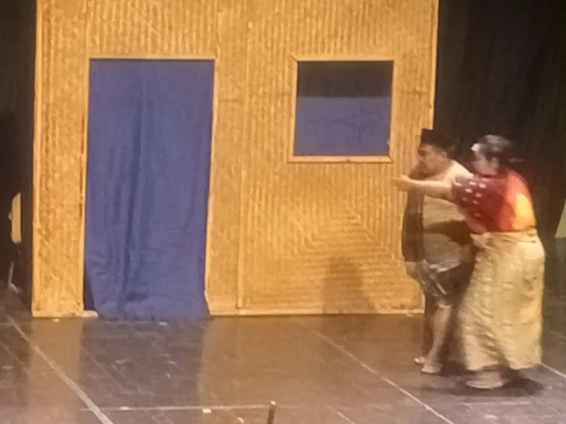 ‘Warteg Mendreng’ oleh Margarin Teater dalam Parade Teater di Taman Budaya Tegal