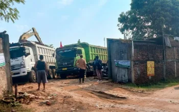 Warga Ciketing Udik Keluhkan Dampak Proyek Pengurugan PSEL Bantargebang, Jalan Licin dan Debu Ganggu Aktifitas.