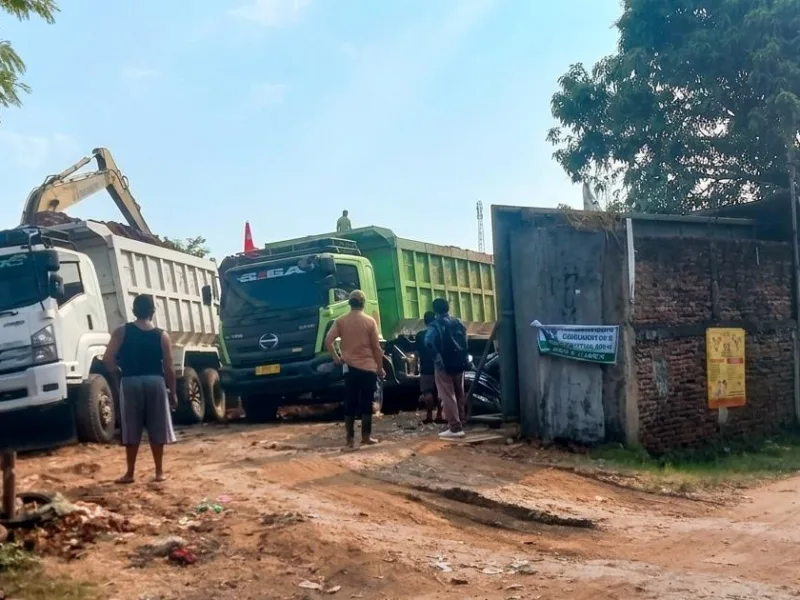 Warga Ciketing Udik Keluhkan Dampak Proyek Pengurugan PSEL Bantargebang, Jalan Licin dan Debu Ganggu Aktifitas.
