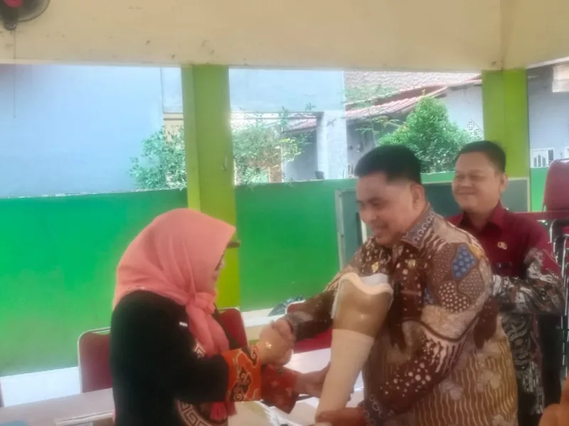 Dinas Sosial Kota Bekasi Serahkan Kursi Roda, Alat Bantu Dengar hingga Kaki Palsu kepada Penerima Manfaat