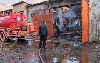 Gudang Peleburan Aluminium di Kebasen Terbakar, Kerugian Ditaksir Rp100 Juta