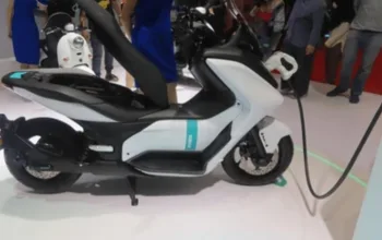 Motor Listrik Kehujanan Aman? Jangan Asal Terobos Banjir, Ini Batasnya