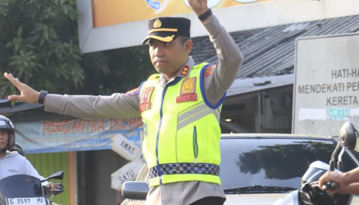 Turun ke Jalan Saat Jam Sibuk, Kapolres Tegal Atur Lalu Lintas di Tugu Srikandi Slawi