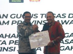 Pj. Gubernur Jawa Tengah, Nana Sudjana menyerahkan penghargaan kepada Wali Kota Tegal, H. Dedy Yon Supriyono di Gedung Gradhika Bhakti Praja Semarang